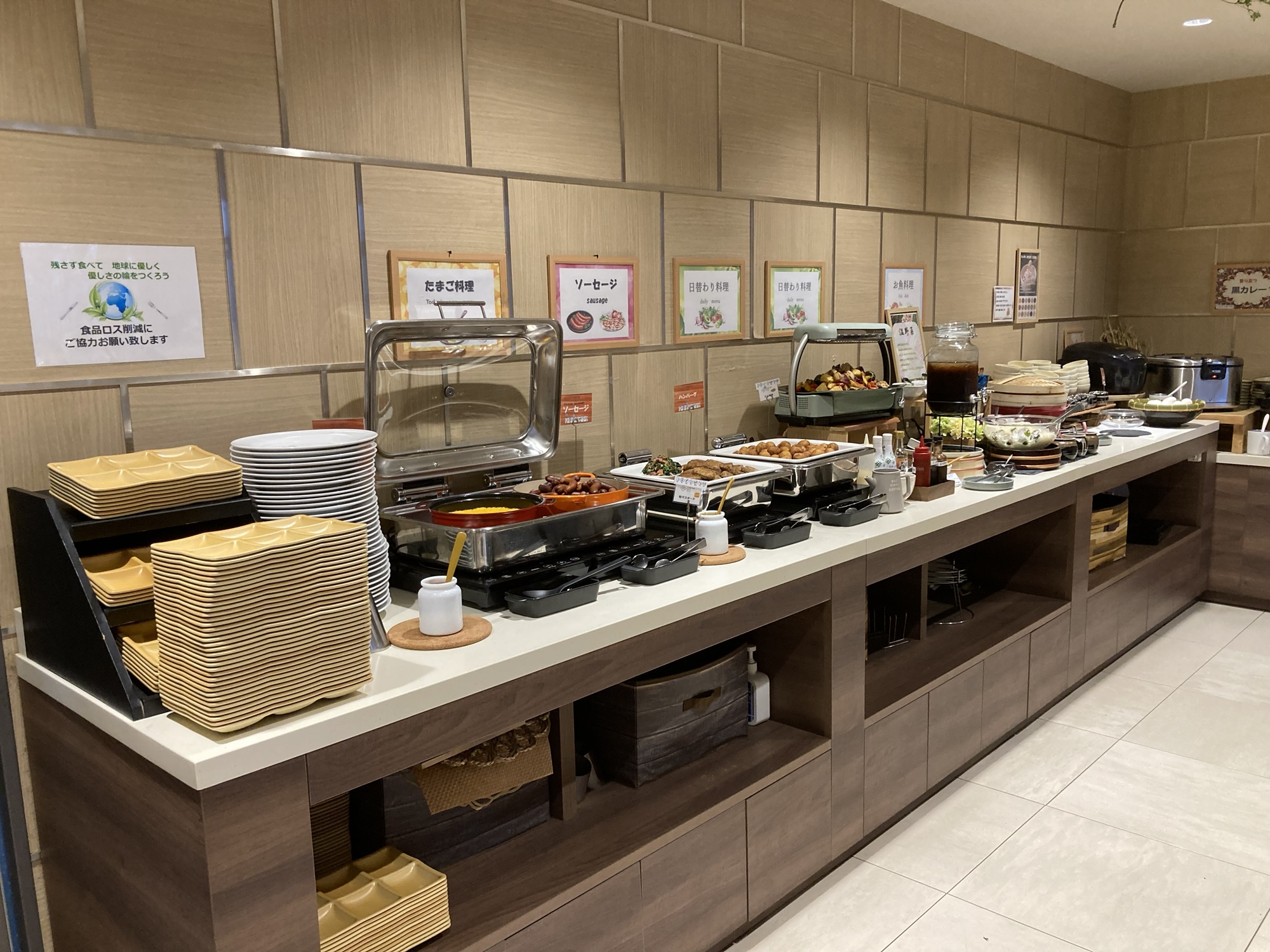 朝食バイキングのおかず各種 たびのホテル倉敷水島の朝食バイキングに並ぶおかず