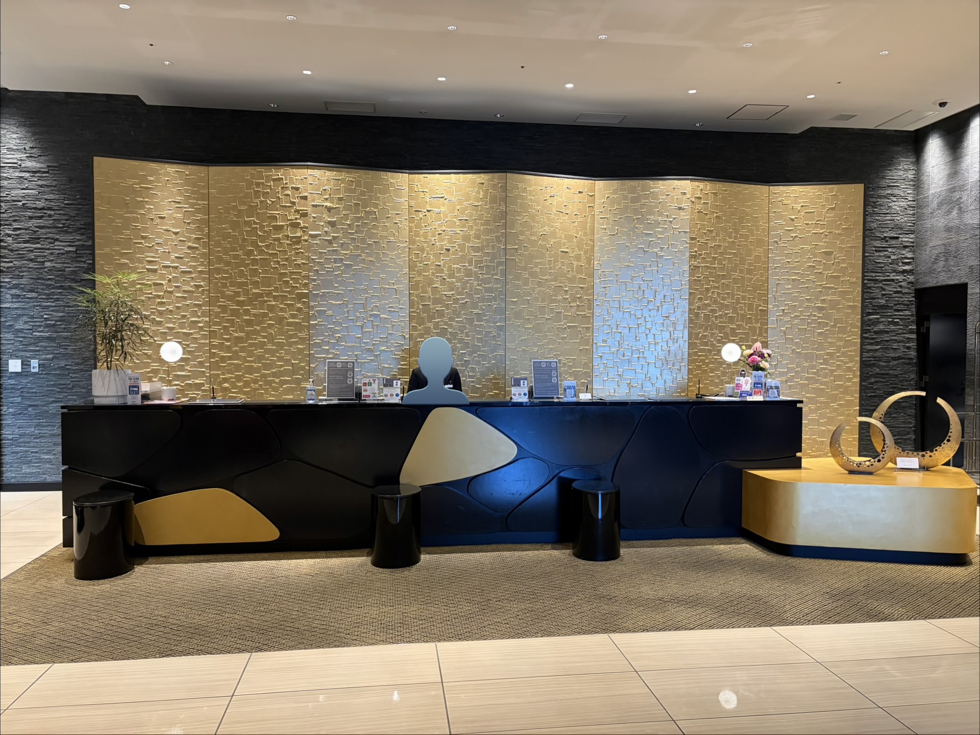 KOKO HOTEL Premier 熊本の14階にある、最大3名が同時に受付可能な広々としたフロントカウンターの様子