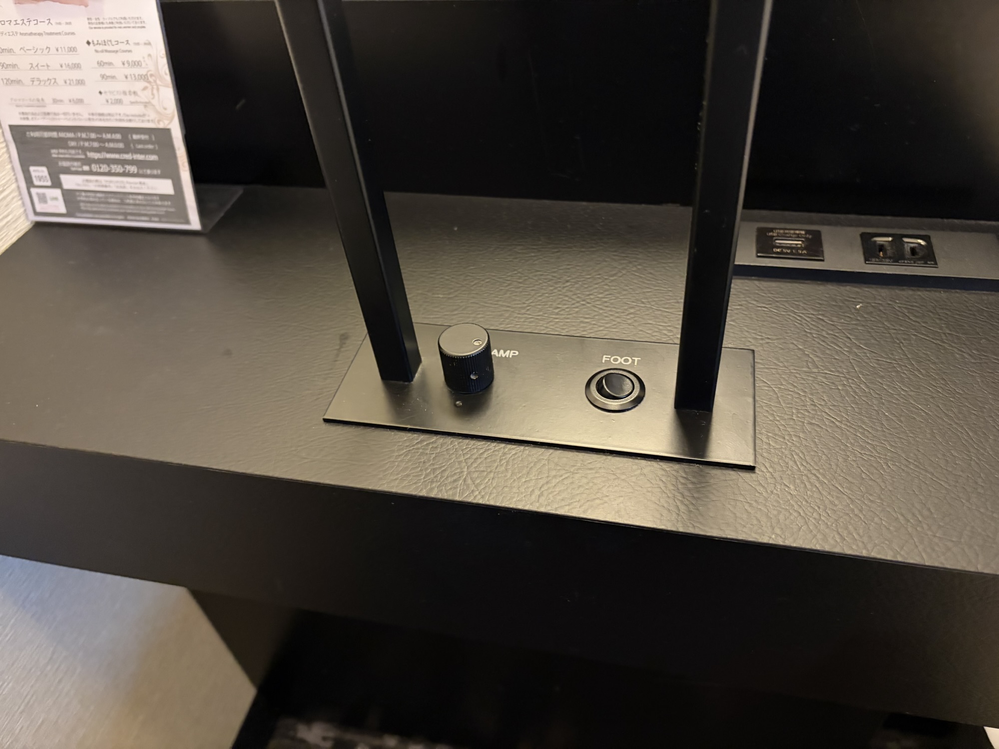 KOKO HOTEL Premier 熊本のベッド横に設置されている、スマートフォンやタブレットの複数充電に便利なUSB 3.0端子