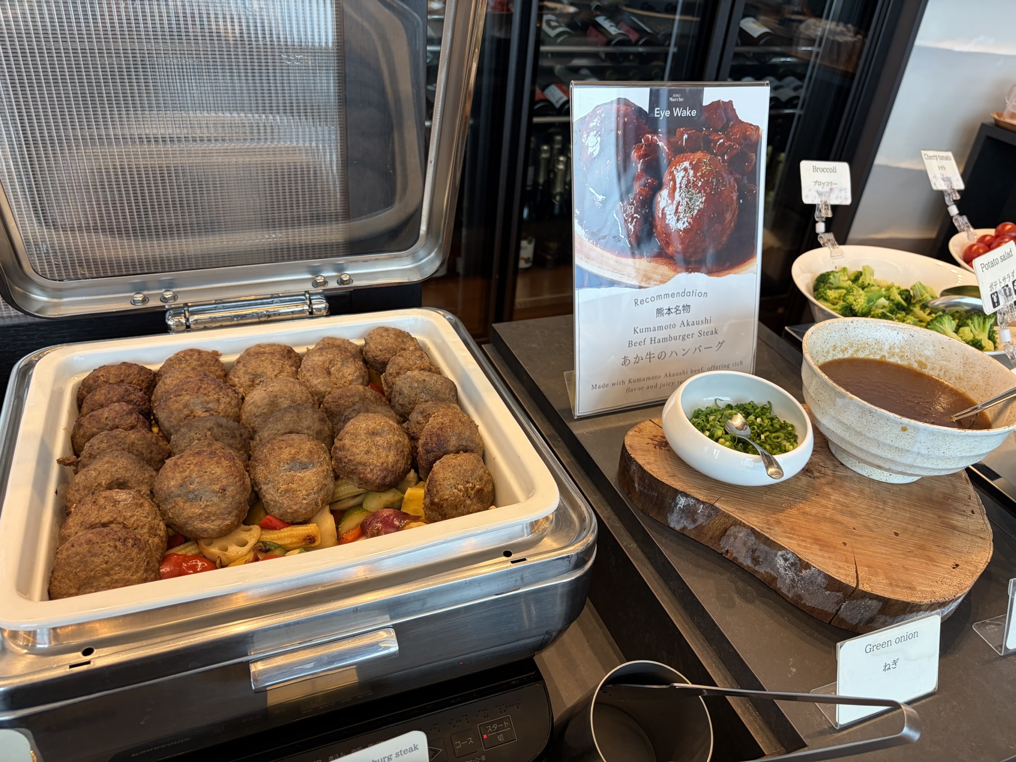 KOKO HOTEL Premier 熊本の朝食ビュッフェで提供されている、熊本・阿蘇名物のあか牛を使用したジューシーなハンバーグ