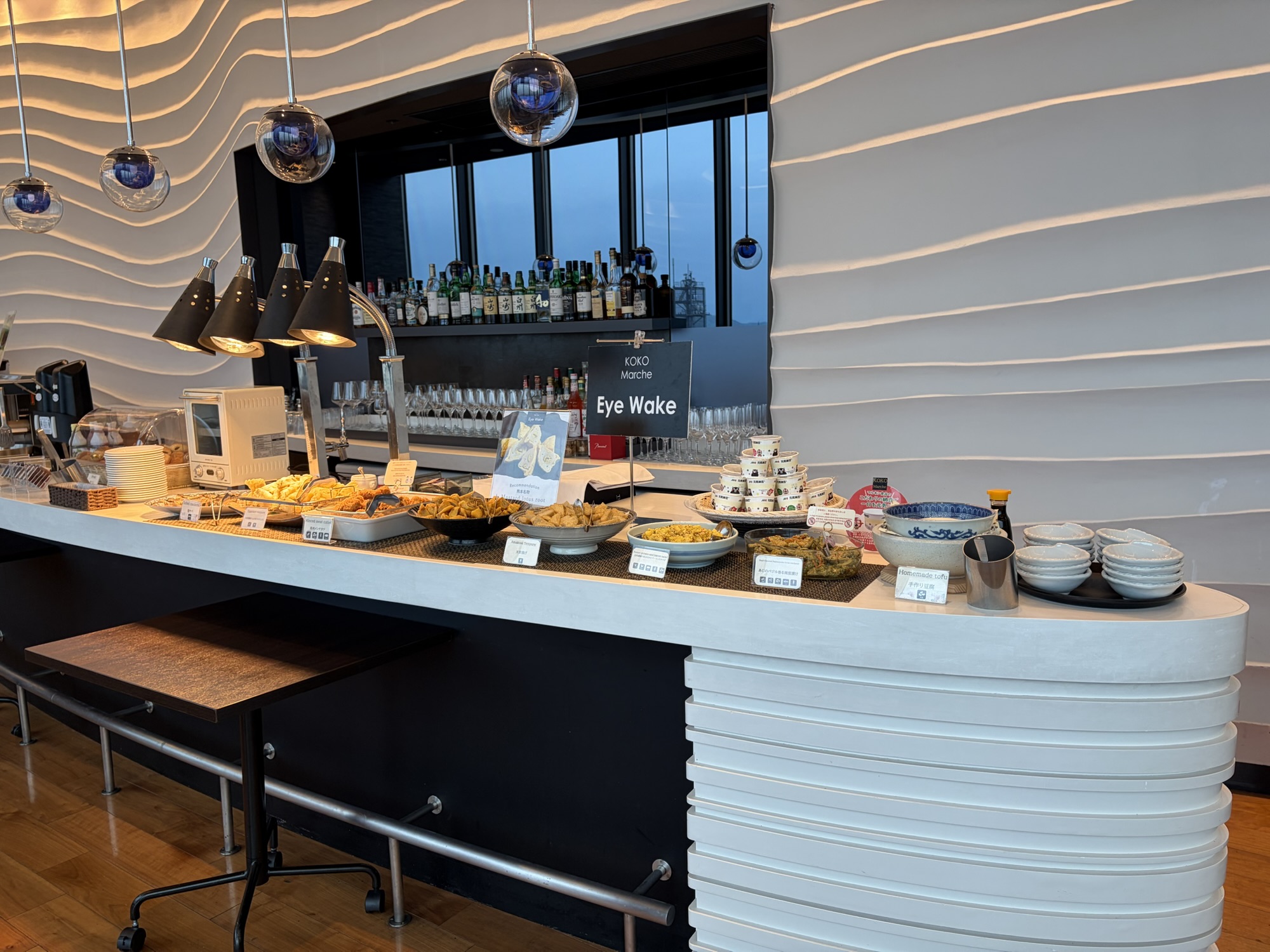 KOKO HOTEL Premier 熊本の朝食ビュッフェ台。辛子レンコンやくまモン納豆など、熊本・九州の郷土料理が和洋折衷で約40種類並ぶ様子