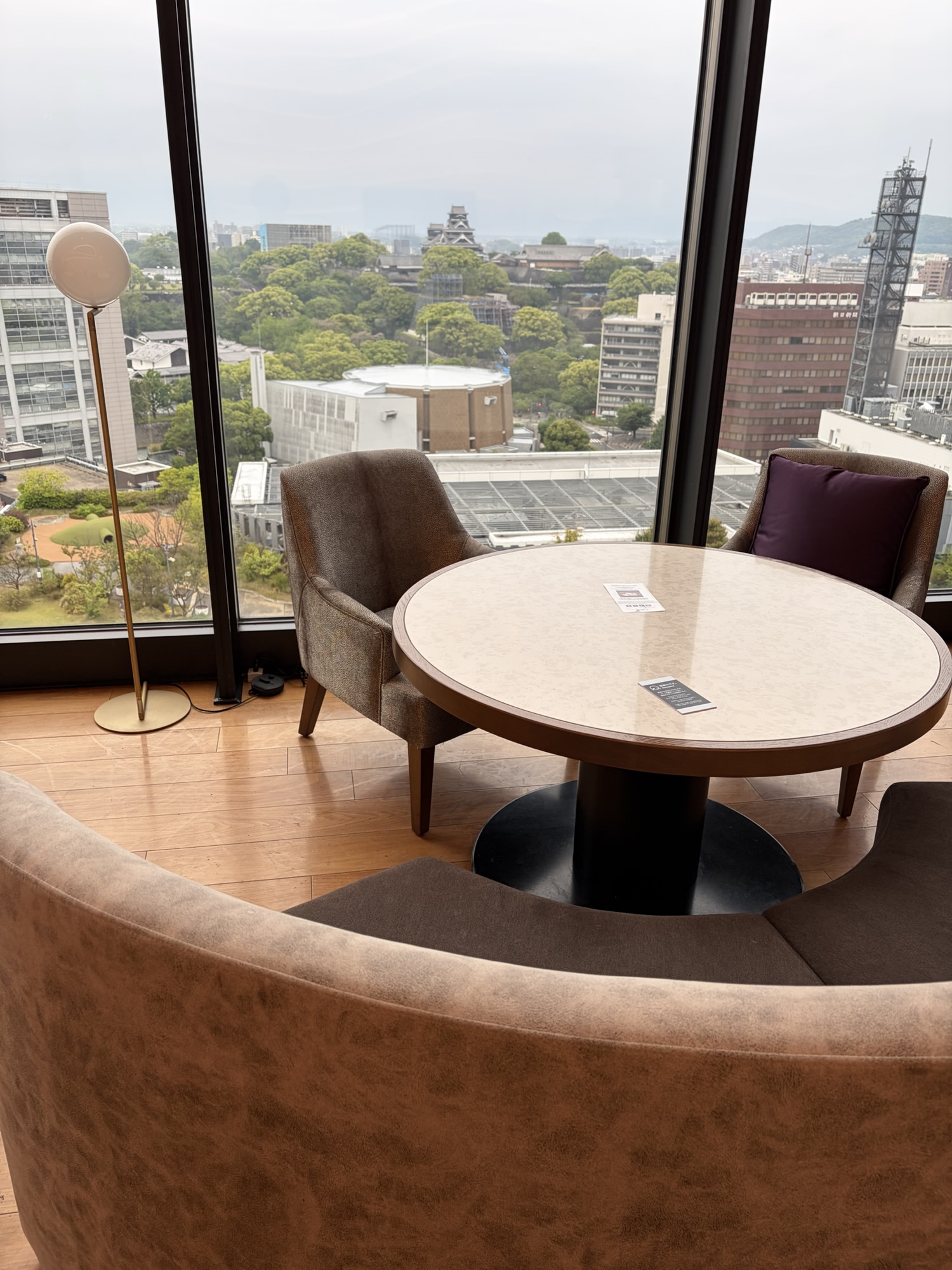 KOKO HOTEL Premier 熊本の14階朝食会場（レストラン）の大きな窓ガラス越しに見える、熊本城と熊本市街地のパノラマビュー