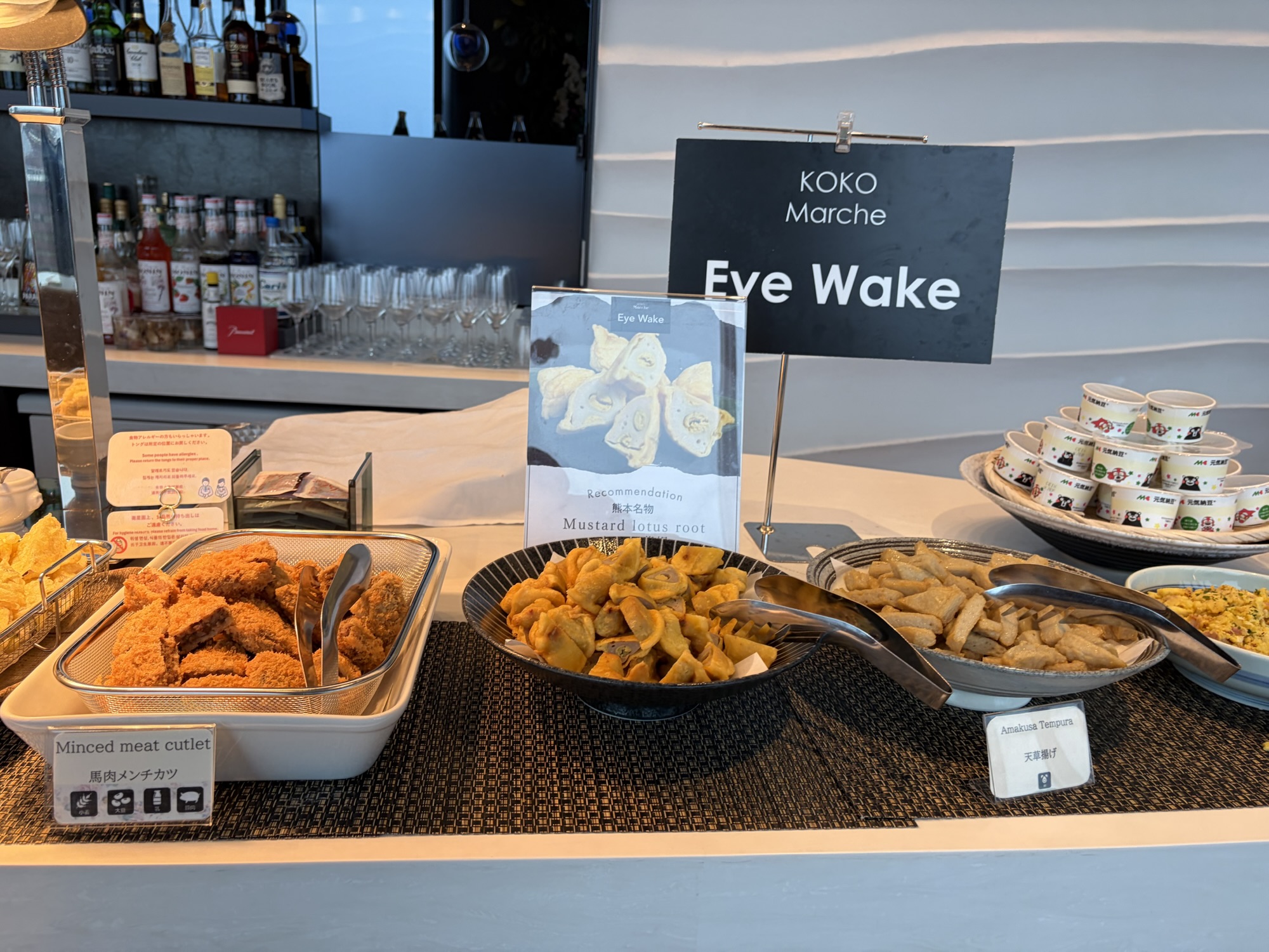 KOKO HOTEL Premier 熊本の朝食ビュッフェで盛り付けた、天草揚げ、馬肉メンチカツ、辛子レンコン、くまモンの納豆といったご当地メニュー
