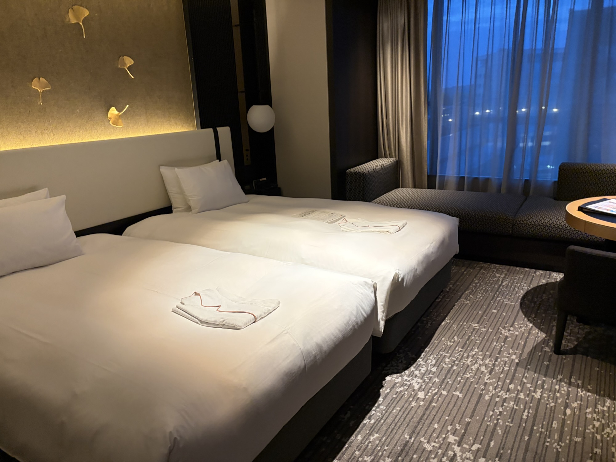 KOKO HOTEL Premier 熊本のデラックスツイン（禁煙）の客室全体。家族4人で利用しても無駄のない動線が確保された和モダンな空間