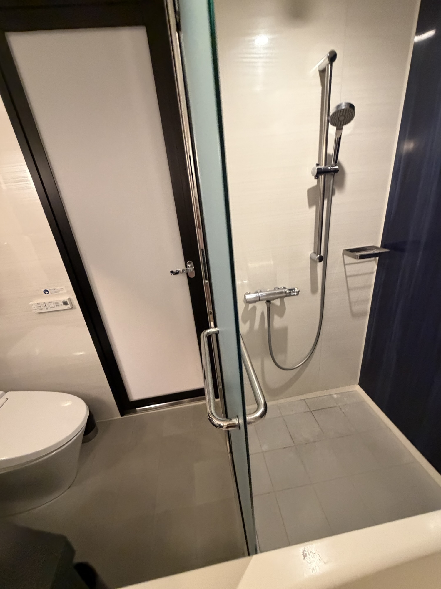 トイレとシャワーブースをガラスで仕切った設計。洗面台が水浸しになりにくく、子連れのお風呂にも便利。