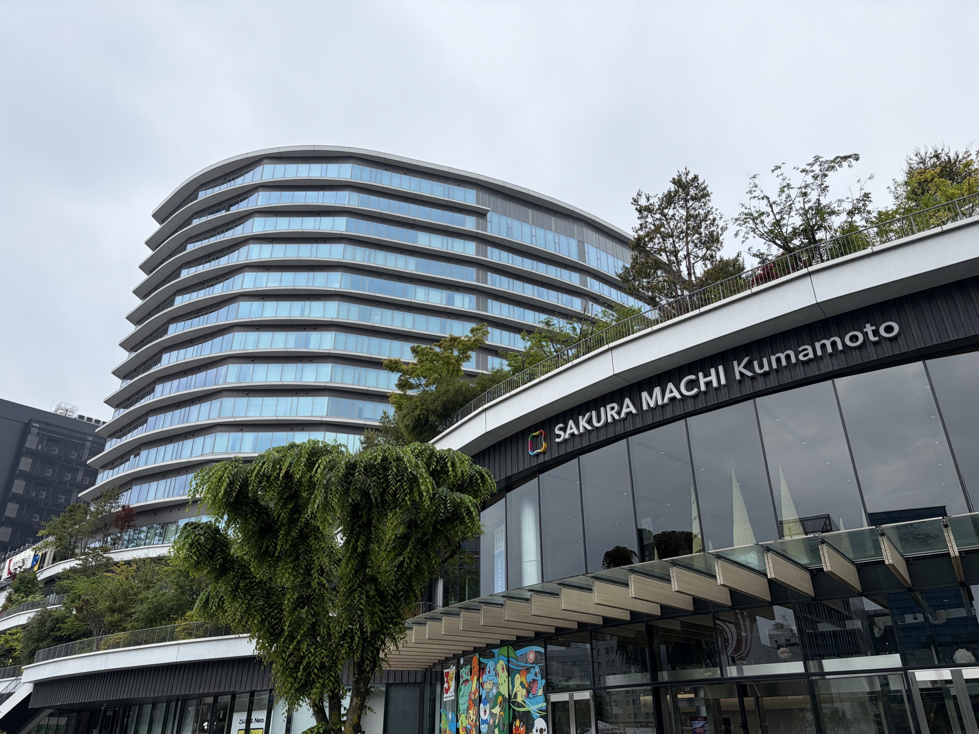 熊本桜町バスターミナル直結の大型複合施設サクラマチクマモトと、同建物内に入るKOKO HOTEL Premier 熊本の外観写真