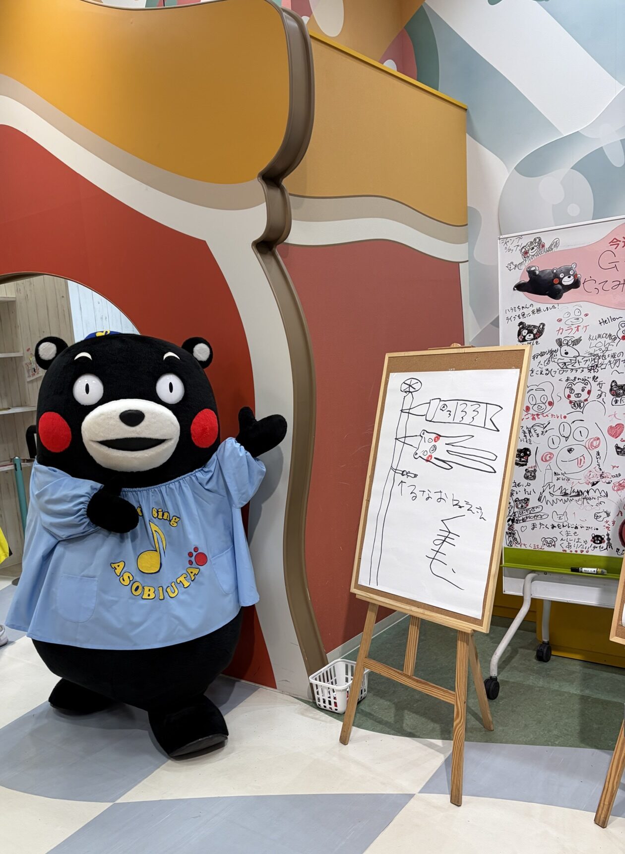 鶴屋百貨店のくまモンスクエアで開催されたショーにて、くまモンが絵描き歌で描いた可愛らしいイラスト