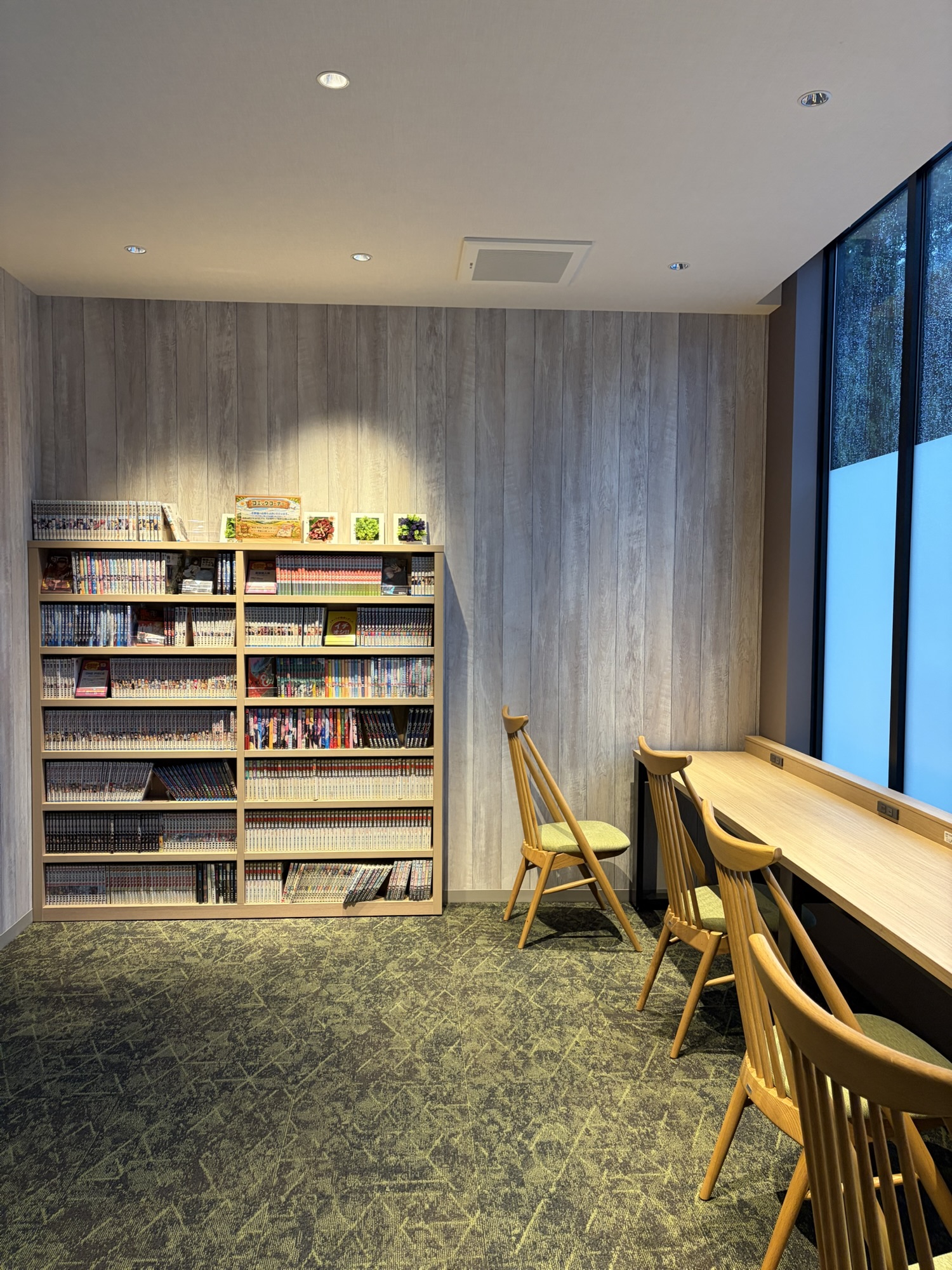 たびのホテル阿蘇熊本空港の大浴場ロビーの漫画コーナーと右手の読書スペース。ゆっくり漫画を読むことができます。