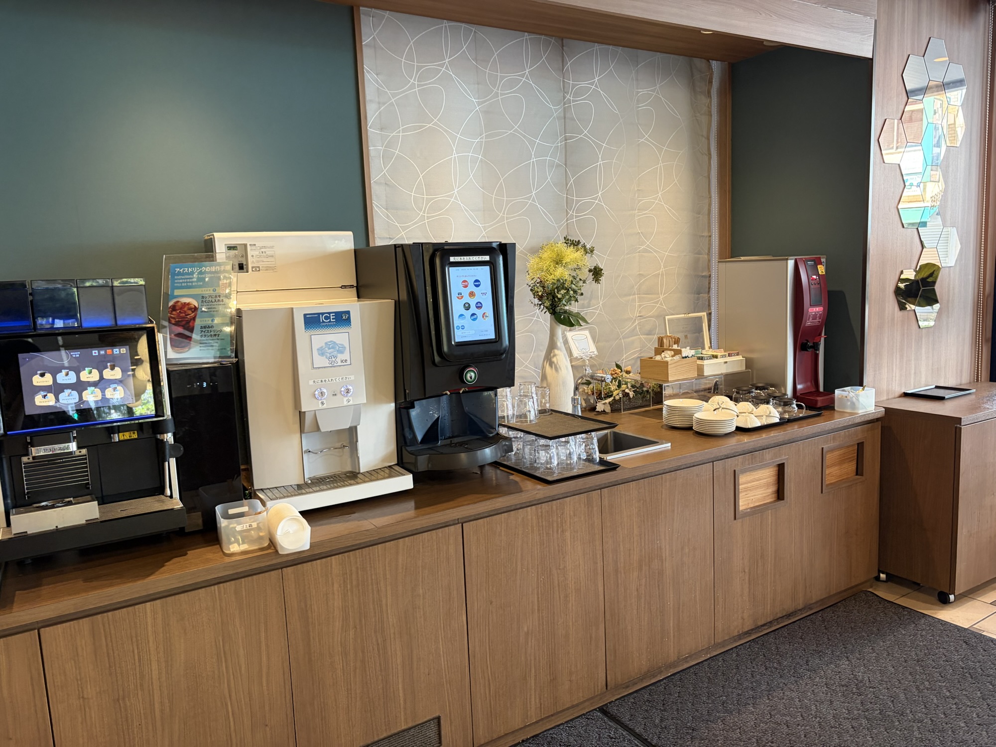 挽きたてコーヒーマシンや各種ティーバッグが揃うCAFÉ OASISのドリンクバー