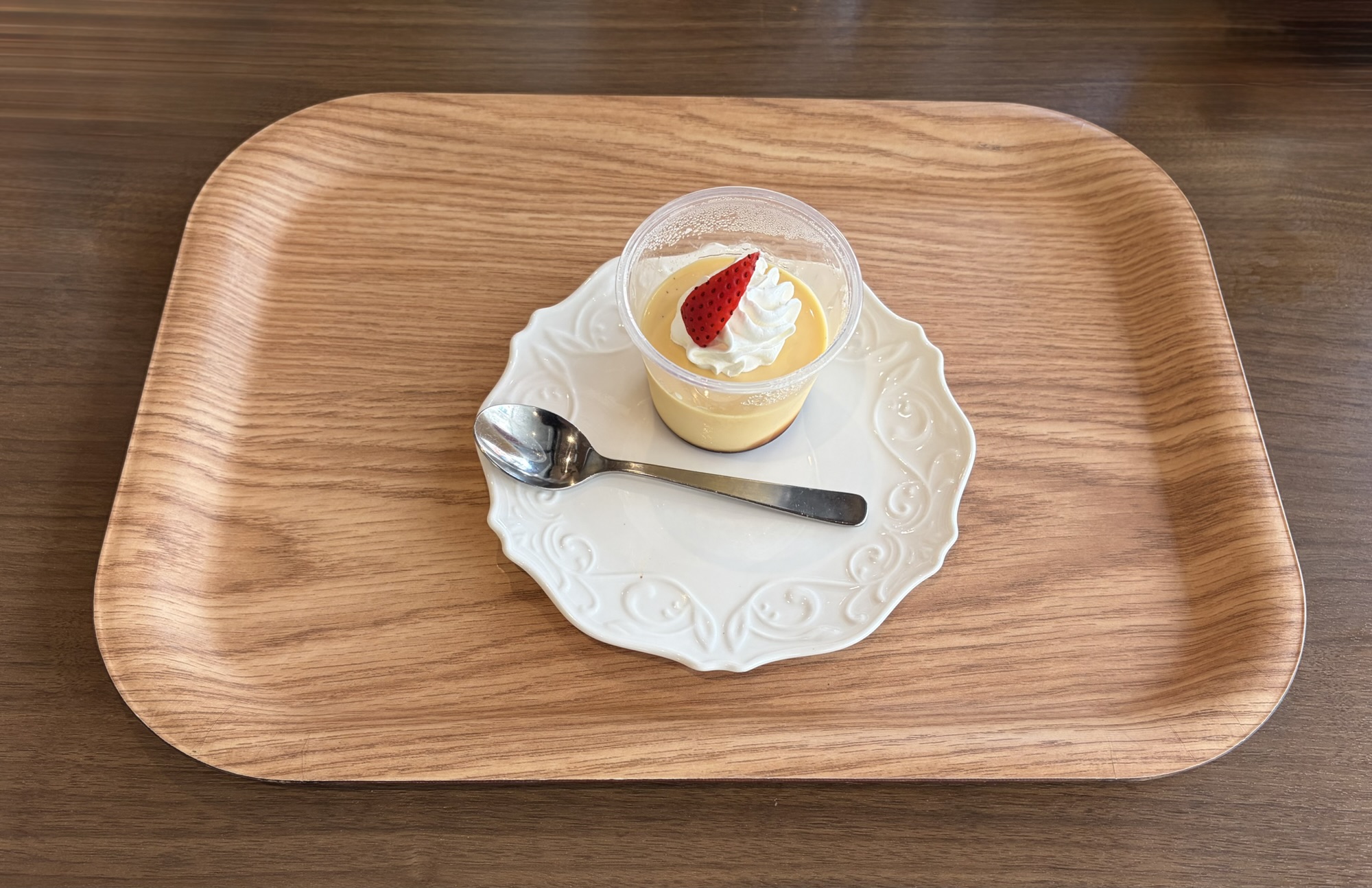 生クリームとイチゴがトッピングされたCAFÉ OASISの自家製クリームプリン