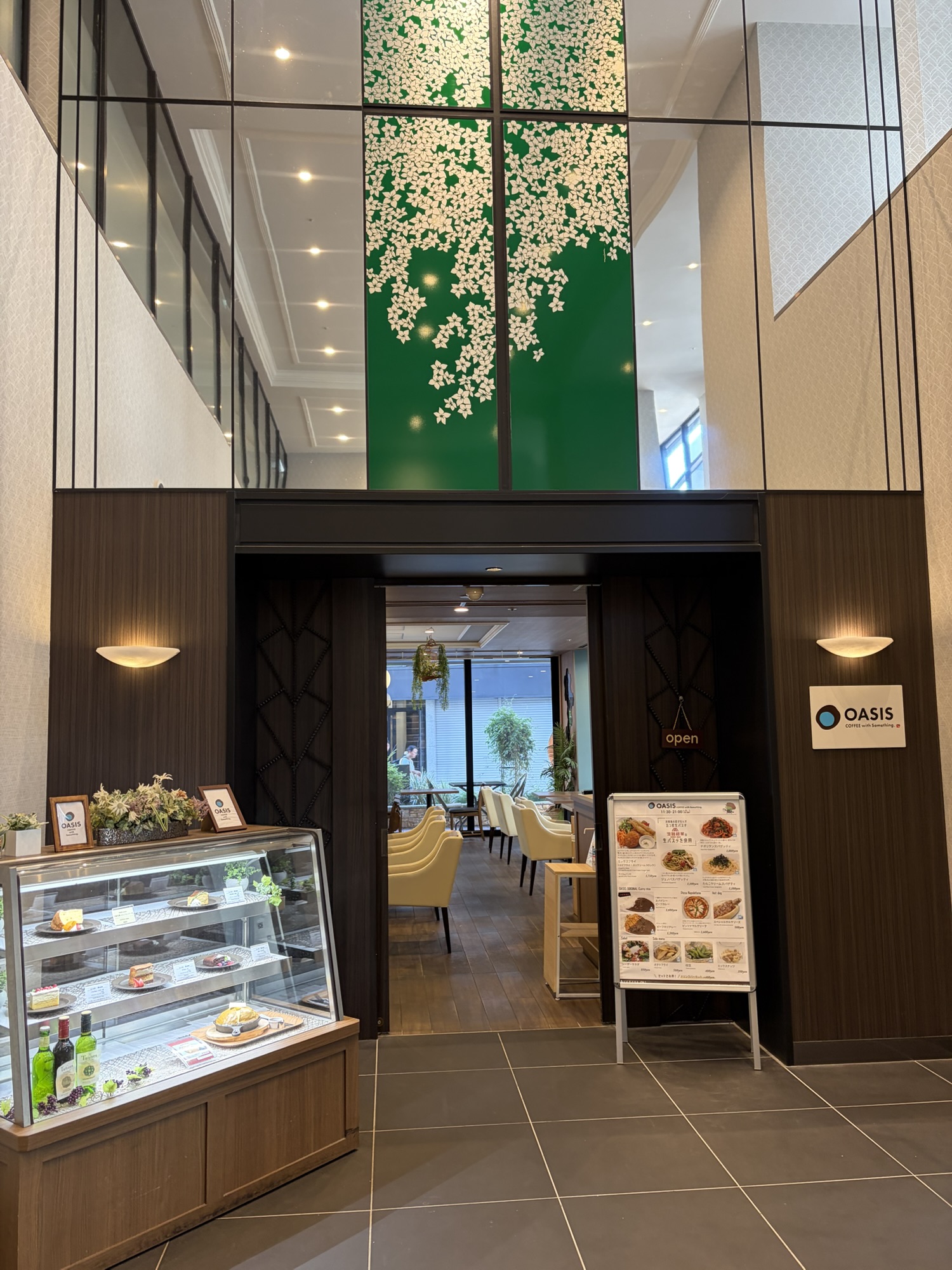 ドーミーイン神戸元町1階にあるCAFÉ OASIS 神戸元町店のホテル側エントランスと看板