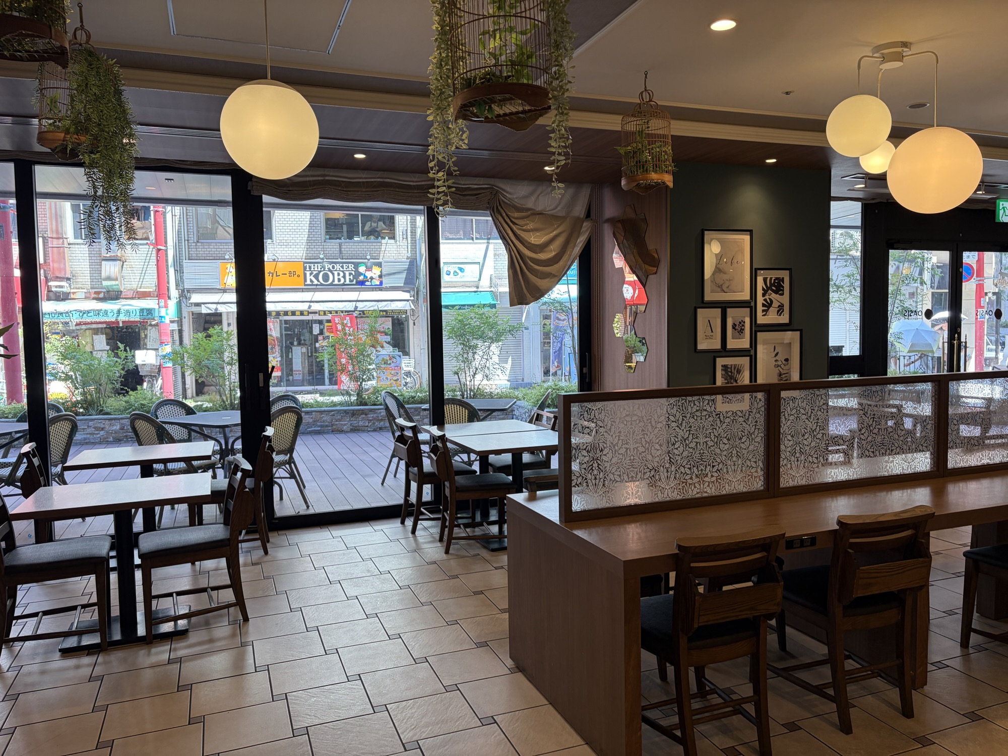 木目調と観葉植物が心地よいCAFÉ OASIS 神戸元町店の広々とした店内客席
