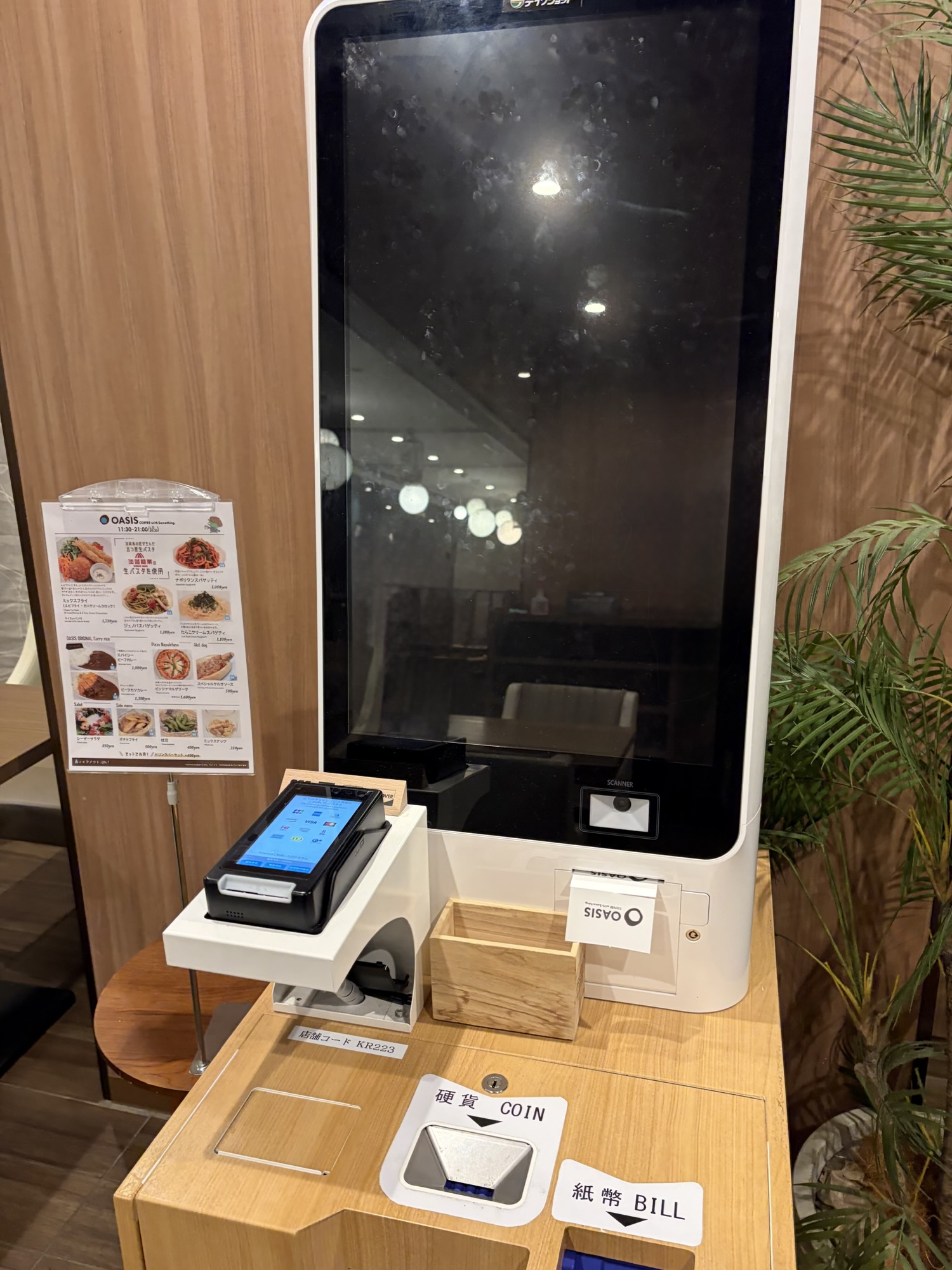 CAFÉ OASIS 神戸元町店の入口横に設置されているタッチパネル式セルフレジ(券売機)