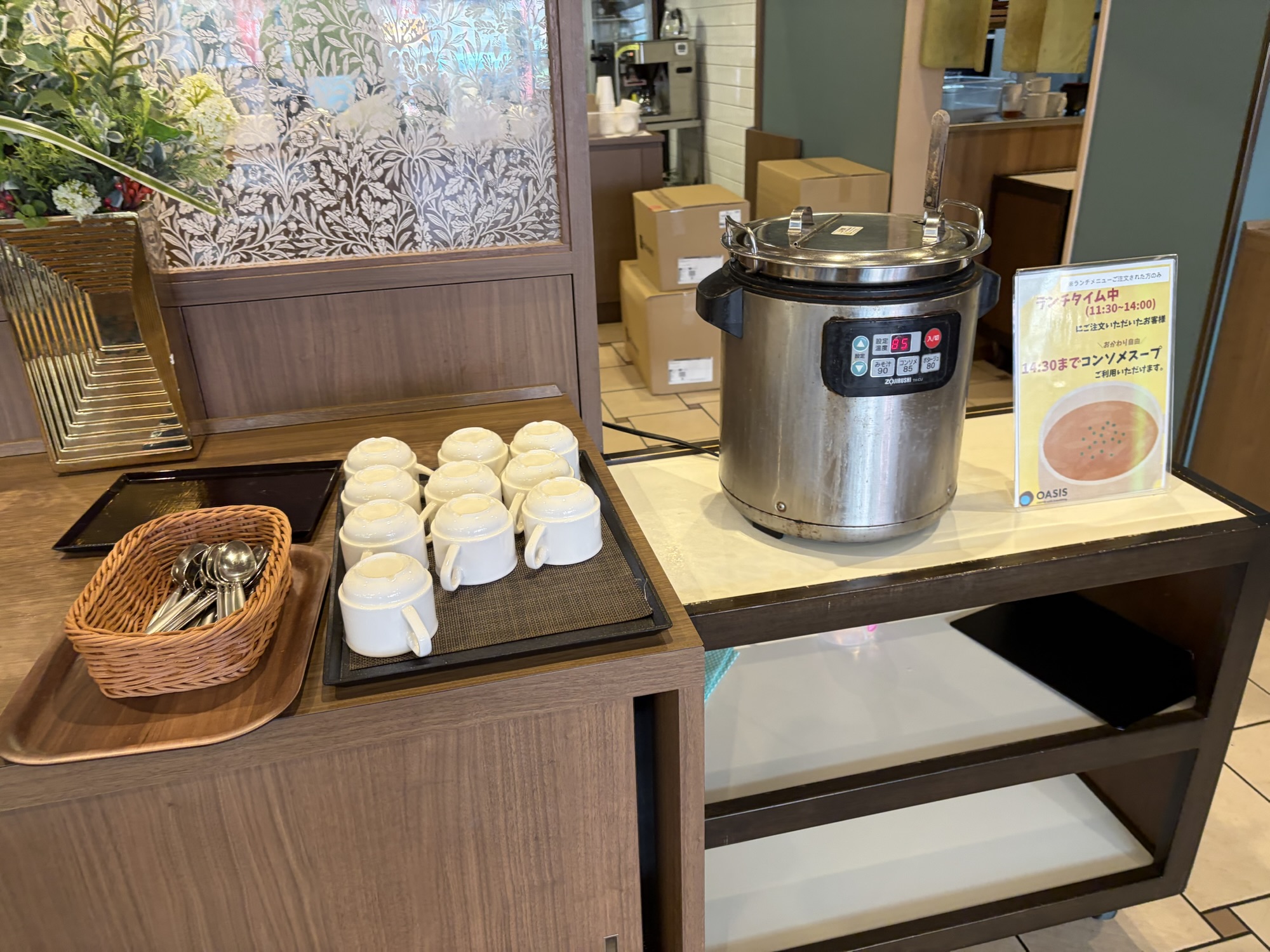 ランチタイムはおかわり自由で温かいコンソメスープが飲めるスープバーコーナー