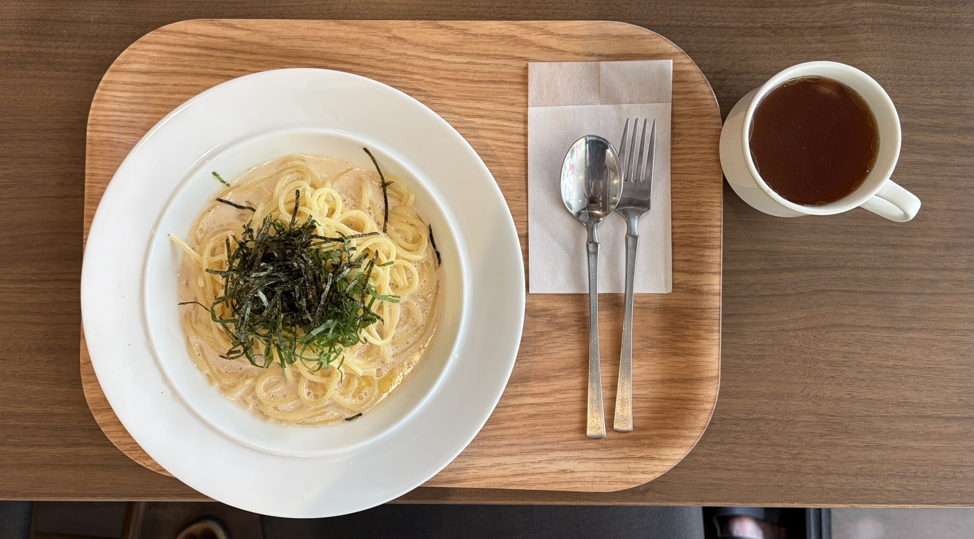 パスタ麺に濃厚ソースが絡むたらこクリームスパゲッティと本日のスープ