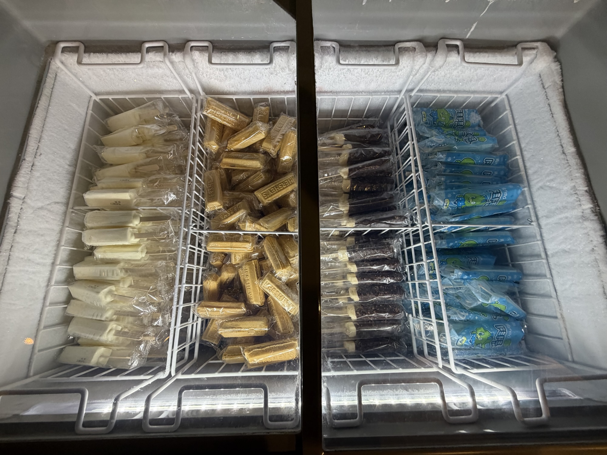 14階湯上がり処の冷凍庫にぎっしり並ぶ無料アイス4種類（チョコモナカ、チョコアイスバー、ソーダアイス、ミルクアイスバー）。