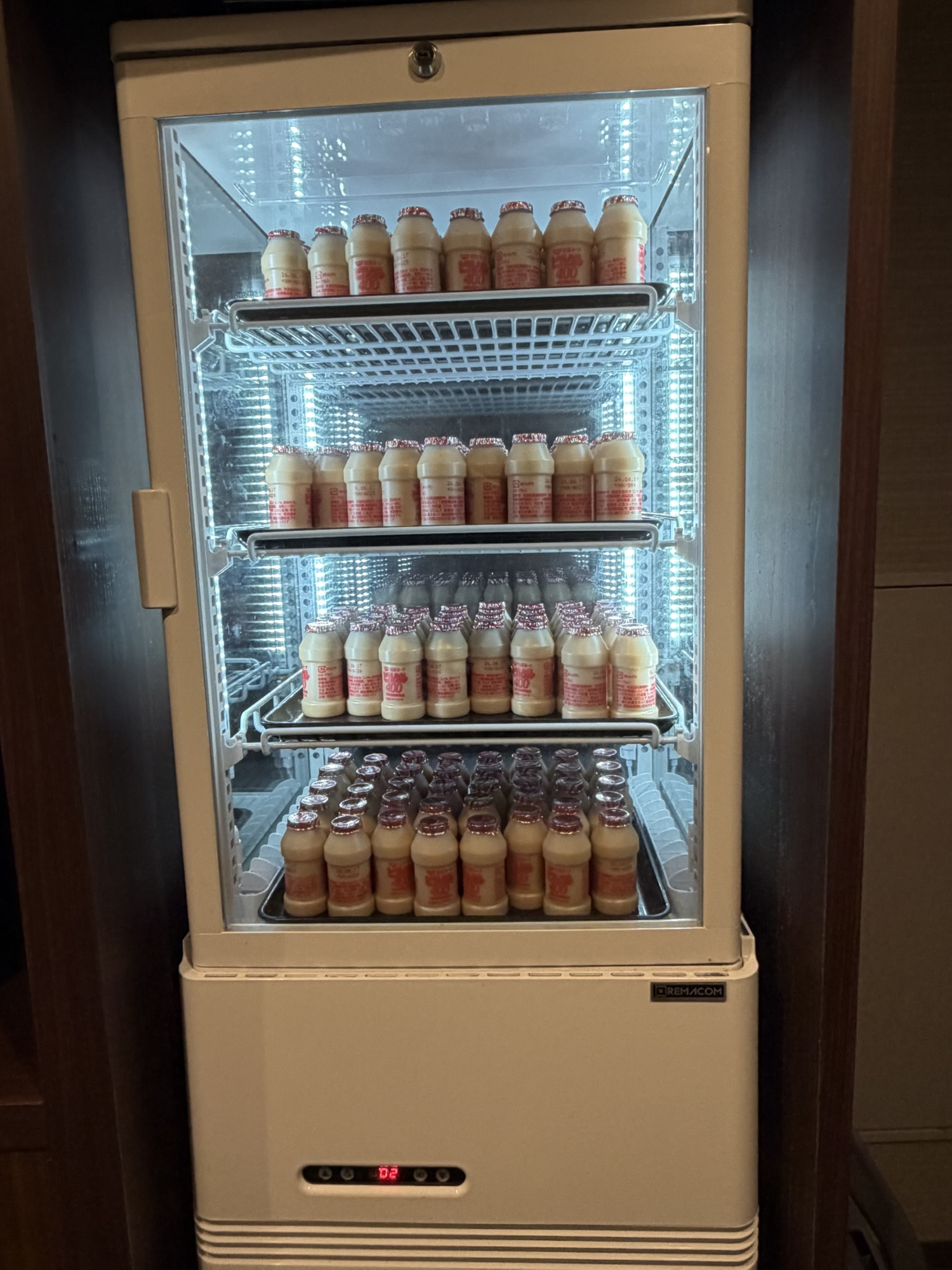 14階湯上がり処の冷蔵ショーケースにぎっしり並んだ無料の乳酸菌飲料。朝5:00〜10:00に提供されています。