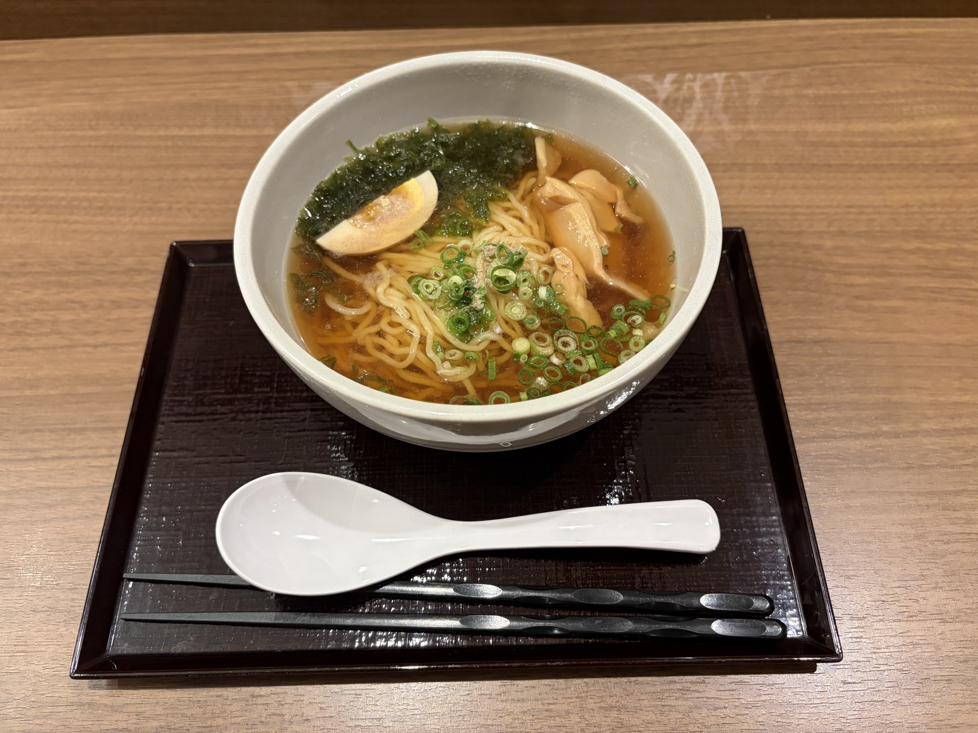 ドーミーイン名物の夜鳴きそば。あっさり特製醤油スープに半熟煮玉子、あおさ海苔、メンマ、ネギがトッピングされたラーメン。