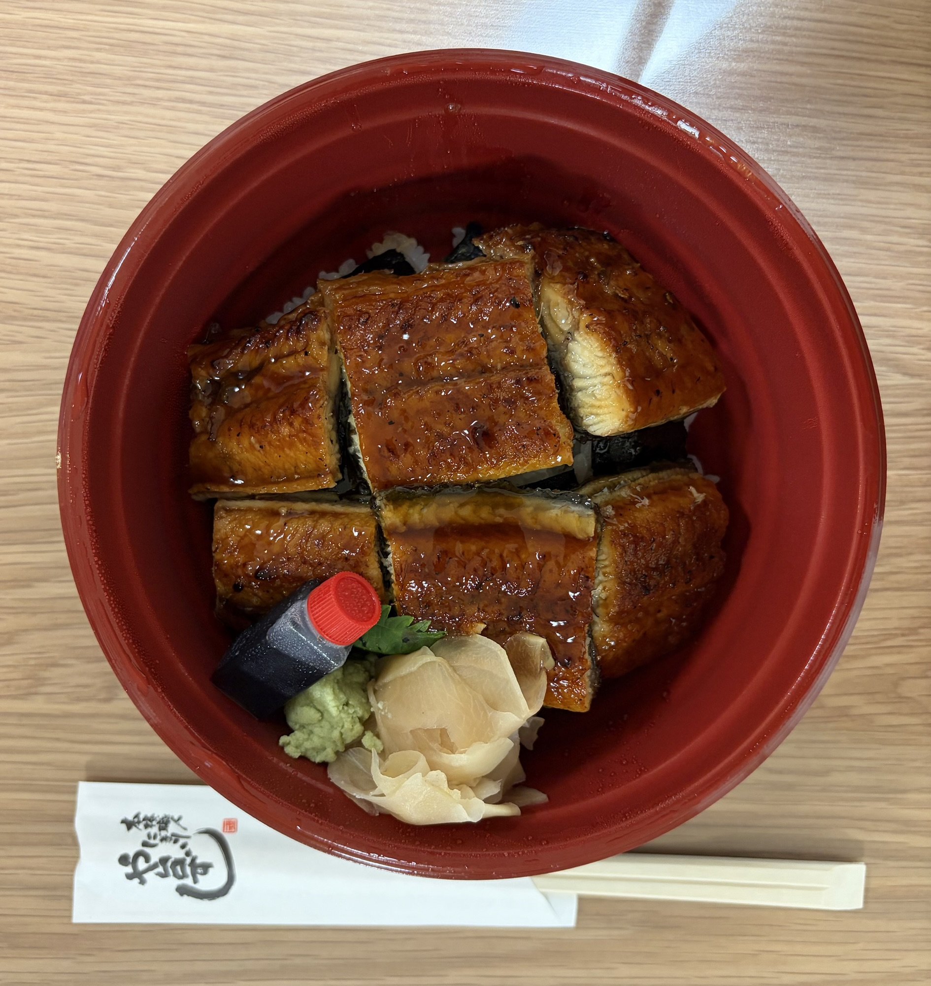 や台ずしの土用の丑の日セールで持ち帰ったうなぎ丼（お値段据え置きで6切に50%増量）