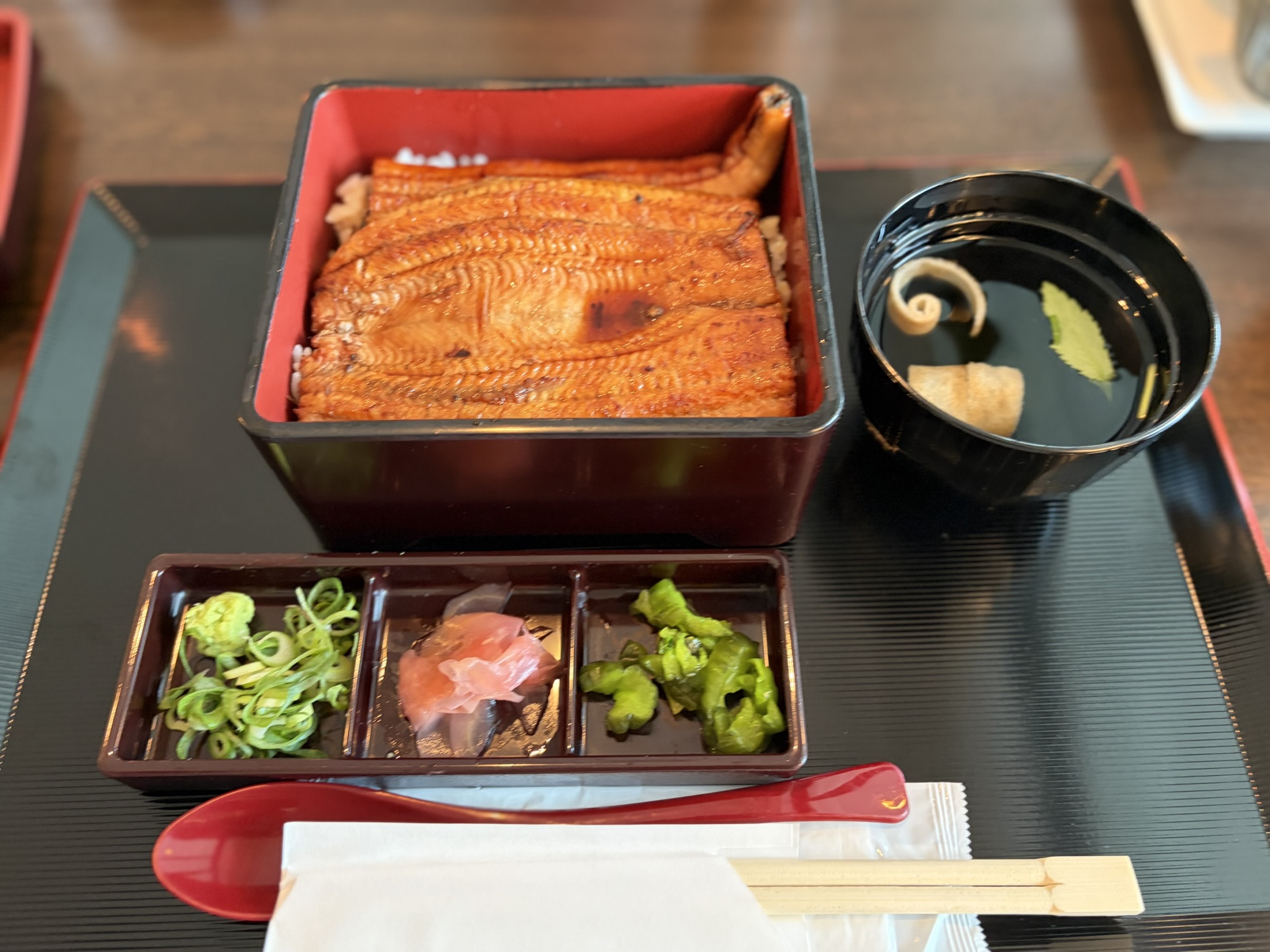 鰻の成瀬の株主優待で引き換えた「うな重<竹>」(鰻3/4尾)とお吸い物、薬味(わさび・ネギ・ガリ・漬物)の御膳セット