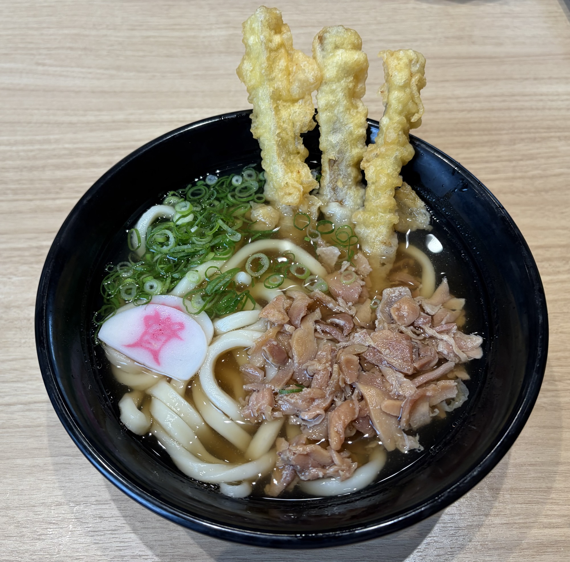 資さんうどんのカシワごぼ天3本うどん。細かく刻まれた味付け鶏肉とスティックごぼ天が乗った一杯